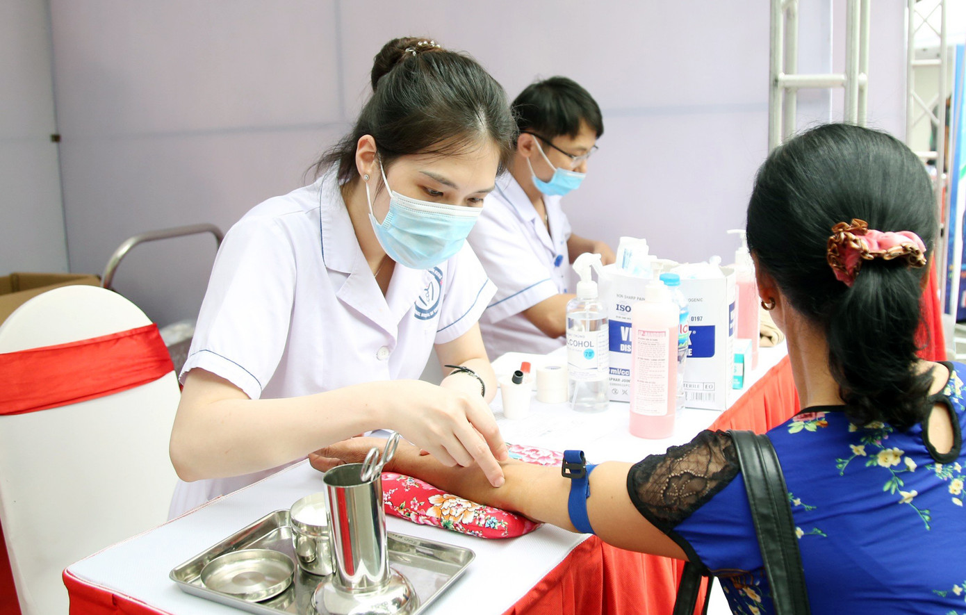 Hỗ trợ khám chưa bệnh cho hơn 1.000 người dân tại chương trình. Hỗ trợ khám chưa bệnh cho hơn 1.000 người dân tại chương trình.