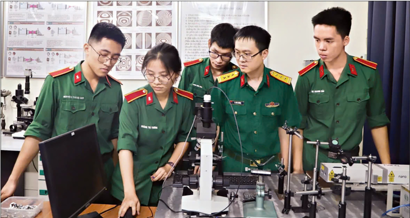 Thương tham gia nhiều đề tài nghiên cứu khoa học và tiến hành các thí nghiệm với cường độ cao. Thương tham gia nhiều đề tài nghiên cứu khoa học và tiến hành các thí nghiệm với cường độ cao.