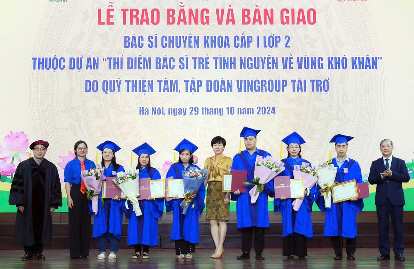 Lễ trao bằng tốt nghiệp cho 42 bác sĩ trẻ vừa hoàn thành khóa đào tạo bác sĩ chuyên khoa cấp I.