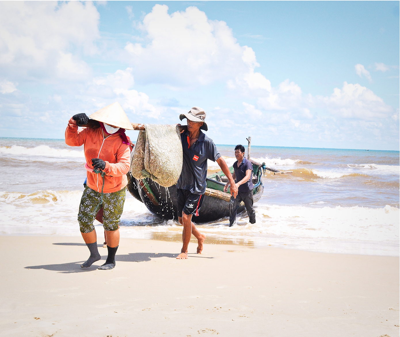 Ngư dân thu lưới tại biển Gio Linh (Quảng Trị).