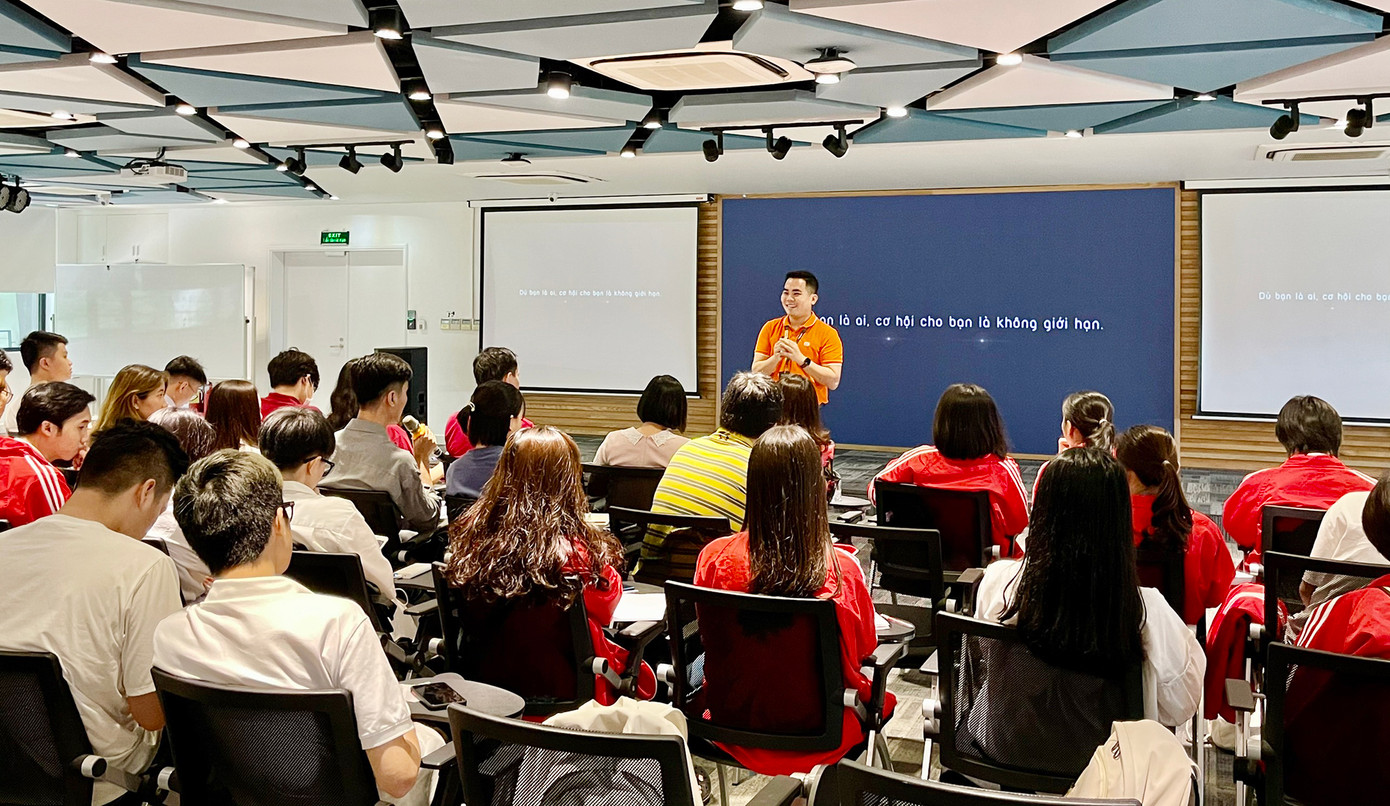 Chàng trai sinh năm 1994 hiện đang sở hữu kênh hướng nghiệp BackStory, với hơn 2.300 lượt theo dõi.