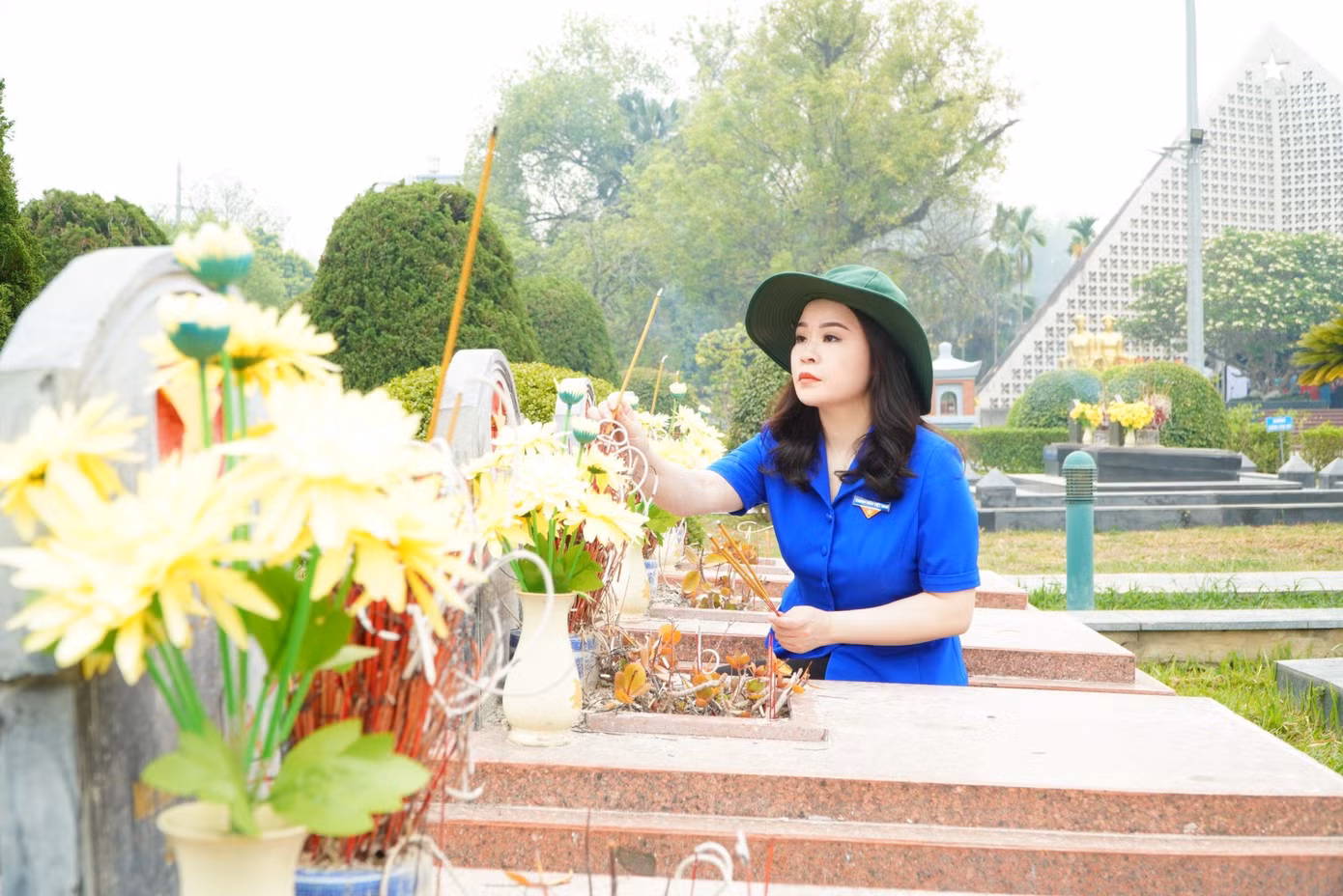 Bí thư Thành Đoàn Hà Nội Chu Hồng Minh thắp hương tưởng nhớ các Anh hùng liệt sĩ.