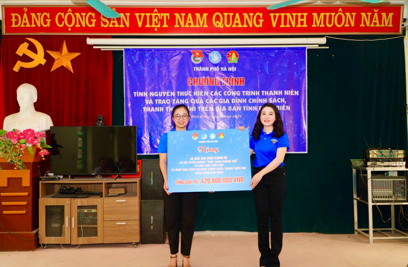 Gần nửa tỷ đồng hỗ thiếu nhi và nhân dân tỉnh Điện Biên.