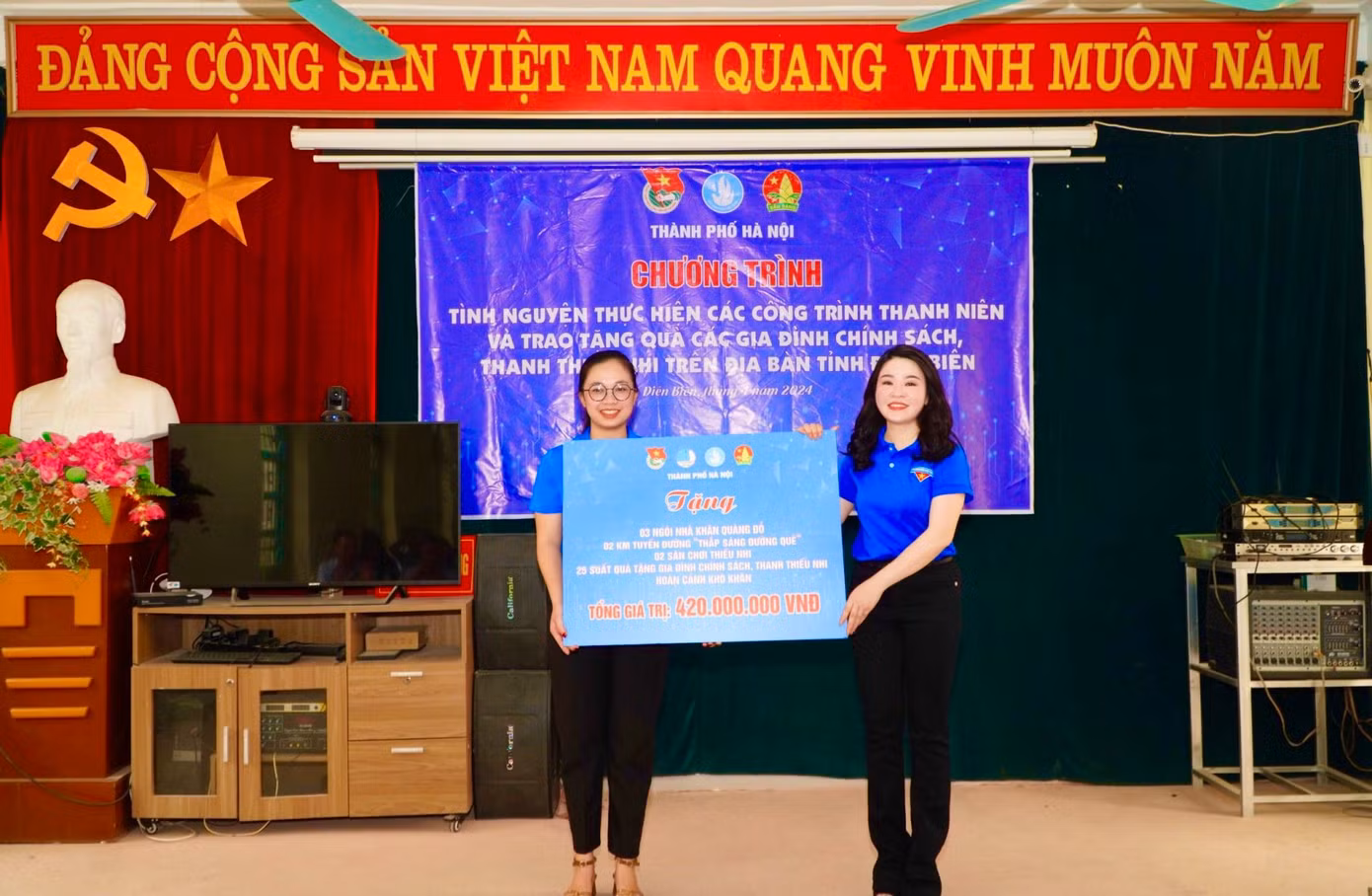 Gần nửa tỷ đồng hỗ thiếu nhi và nhân dân tỉnh Điện Biên.