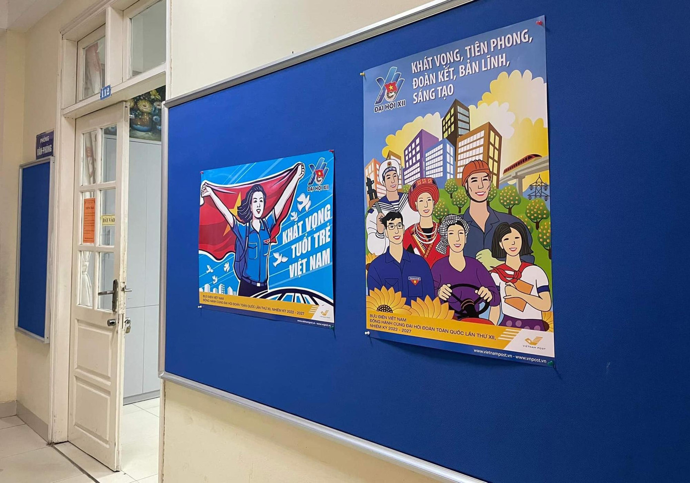 Treo trang trọng trên các bảng tin. Treo trang trọng trên các bảng tin.