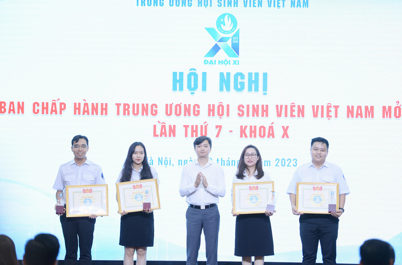 Anh Nguyễn Minh Triết - Bí thư T.Ư Đoàn, Chủ tịch T.Ư Hội Sinh viên Việt Nam, trao giải thưởng 9/1 cho các đơn vị. Ảnh: DƯƠNG TRIỀU
