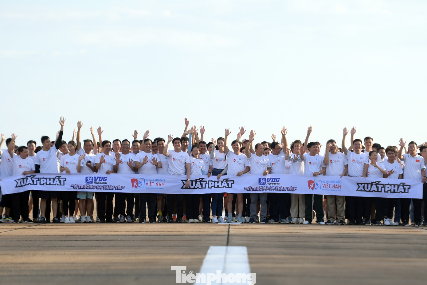 Hơn 200 sinh viên ưu tú trên mọi miền Tổ quốc đã cùng tham gia giải chạy “Vì Trường Sa thân yêu”. Hơn 200 sinh viên ưu tú trên mọi miền Tổ quốc đã cùng tham gia giải chạy “Vì Trường Sa thân yêu”.