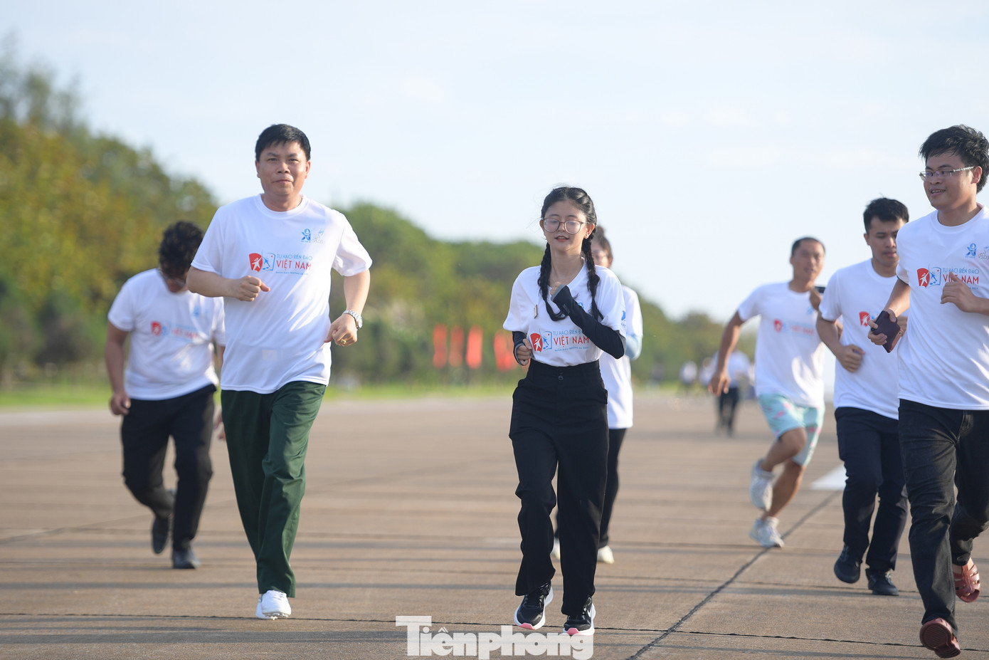 Đặc biệt, mỗi kilômét chạy bộ của vận động viên sẽ đóng góp 5.000 đồng (mức tối đa 50.000 đồng) vào các công trình sinh viên, hoạt động hỗ trợ đời sống cán bộ, chiến sĩ và nhân dân huyện đảo Trường Sa cũng như Nhà giàn DK1. Đặc biệt, mỗi kilômét chạy bộ của vận động viên sẽ đóng góp 5.000 đồng (mức tối đa 50.000 đồng) vào các công trình sinh viên, hoạt động hỗ trợ đời sống cán bộ, chiến sĩ và nhân dân huyện đảo Trường Sa cũng như Nhà giàn DK1.