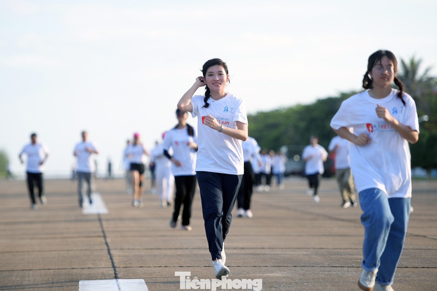 Mỗi km chạy bộ của vận động viên sẽ đóng góp 5 nghìn đồng với mức tối đa 50 nghìn đồng vào các công trình sinh viên, hoạt động hỗ trợ đời sống cán bộ, chiến sĩ và nhân dân huyện đảo Trường Sa cũng như Nhà giàn DK1. Mỗi km chạy bộ của vận động viên sẽ đóng góp 5 nghìn đồng với mức tối đa 50 nghìn đồng vào các công trình sinh viên, hoạt động hỗ trợ đời sống cán bộ, chiến sĩ và nhân dân huyện đảo Trường Sa cũng như Nhà giàn DK1.