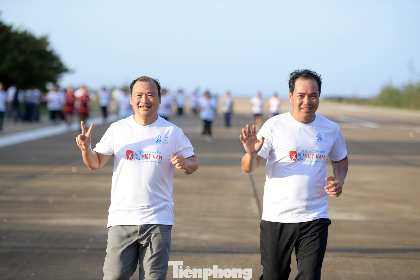 Phó Trưởng ban Tuyên giáo T.Ư Lê Hải Bình; Đại tá Lê Hồng Quang, Phó Chủ nhiệm Kỹ thuật Quân chủng Hải quân cùng tham gia giải chạy. Phó Trưởng ban Tuyên giáo T.Ư Lê Hải Bình; Đại tá Lê Hồng Quang, Phó Chủ nhiệm Kỹ thuật Quân chủng Hải quân cùng tham gia giải chạy.