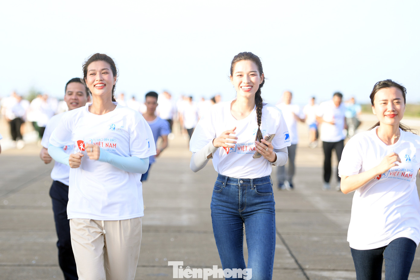 Hoa hậu Đỗ Thị Hà, Đoàn Thiên Ân cùng hơn 200 sinh viên chạy giữa Trường Sa. Hoa hậu Đỗ Thị Hà, Đoàn Thiên Ân cùng hơn 200 sinh viên chạy giữa Trường Sa.