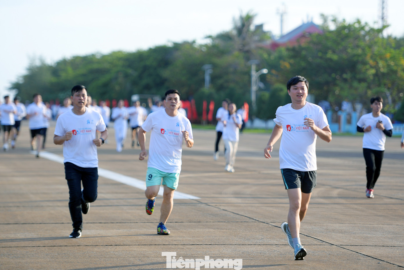 Bí thư T.Ư Đoàn, Chủ tịch T.Ư Hội SVVN Nguyễn Minh Triết trên đường chạy cùng hàng trăm sinh viên. Bí thư T.Ư Đoàn, Chủ tịch T.Ư Hội SVVN Nguyễn Minh Triết trên đường chạy cùng hàng trăm sinh viên.