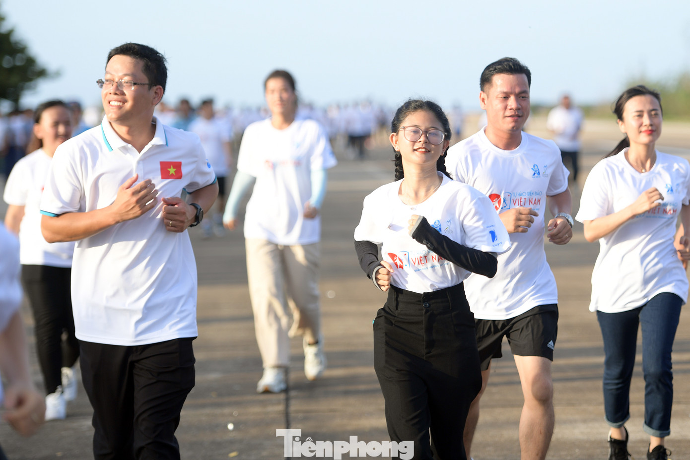 Hơn 200 sinh viên cùng chung bước chạy "Vì Trường Sa thân yêu". Hơn 200 sinh viên cùng chung bước chạy "Vì Trường Sa thân yêu".