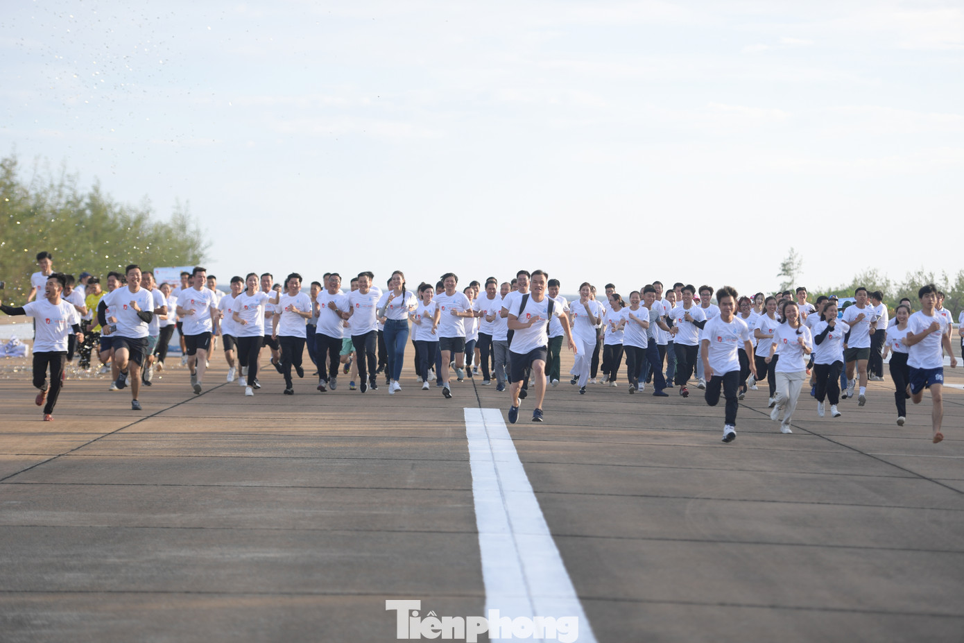 Tham gia giải chạy, có ông Lê Hải Bình, Phó Trưởng ban Tuyên giáo T.Ư; anh Nguyễn Minh Triết, Bí thư T.Ư Đoàn, Chủ tịch T.Ư Hội Sinh viên Việt Nam; Đại tá Lê Hồng Quang, Phó Chủ nhiệm Kỹ thuật Quân chủng Hải quân; chị Hồ Hồng Nguyên, Phó Chủ tịch thường trực T.Ư Hội Sinh viên Việt Nam; anh Lâm Tùng, Giám đốc Trung tâm Hỗ trợ và phát triển sinh viên Việt Nam. Tham gia giải chạy, có ông Lê Hải Bình, Phó Trưởng ban Tuyên giáo T.Ư; anh Nguyễn Minh Triết, Bí thư T.Ư Đoàn, Chủ tịch T.Ư Hội Sinh viên Việt Nam; Đại tá Lê Hồng Quang, Phó Chủ nhiệm Kỹ thuật Quân chủng Hải quân; chị Hồ Hồng Nguyên, Phó Chủ tịch thường trực T.Ư Hội Sinh viên Việt Nam; anh Lâm Tùng, Giám đốc Trung tâm Hỗ trợ và phát triển sinh viên Việt Nam.