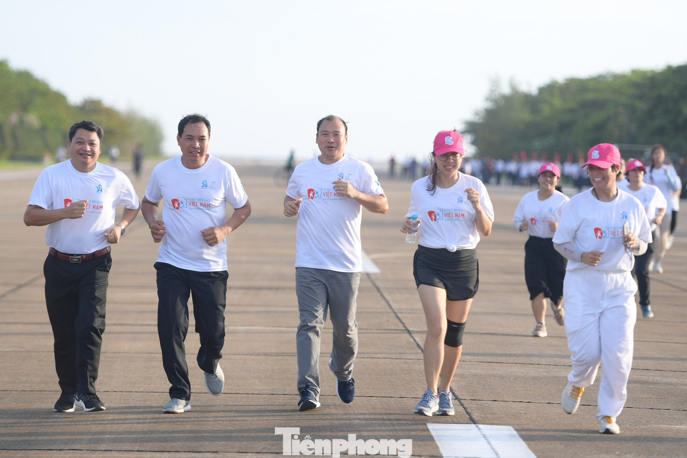 Đây là một trong những hoạt động độc đáo lần đầu tiên được T.Ư Hội Sinh viên Việt Nam tổ chức trong Hành trình “Sinh viên với biển, đảo Tổ quốc” năm 2023. Chương trình diễn ra từ ngày 29/5 – 4/6/2023, đã đưa hơn 200 đại biểu sinh viên ưu tú trong nước và du học sinh Việt Nam ở nước ngoài thăm 4 điểm đảo, gồm: Song Tử Tây, Sinh Tồn, Đá Tây A, Trường Sa và Nhà giàn DK1/2. Đây là một trong những hoạt động độc đáo lần đầu tiên được T.Ư Hội Sinh viên Việt Nam tổ chức trong Hành trình “Sinh viên với biển, đảo Tổ quốc” năm 2023. Chương trình diễn ra từ ngày 29/5 – 4/6/2023, đã đưa hơn 200 đại biểu sinh viên ưu tú trong nước và du học sinh Việt Nam ở nước ngoài thăm 4 điểm đảo, gồm: Song Tử Tây, Sinh Tồn, Đá Tây A, Trường Sa và Nhà giàn DK1/2.