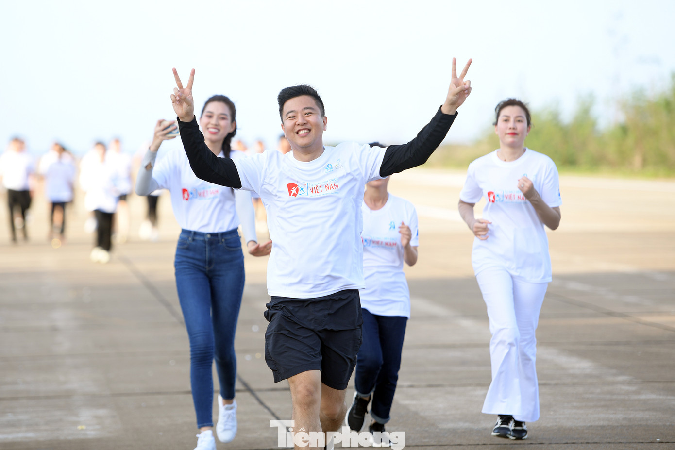 Bác sĩ Đỗ Doãn Bách, Gương mặt trẻ Việt Nam tiêu biểu năm 2021 trên đường chạy thị trấn Trường Sa (tỉnh Khánh Hòa). Bác sĩ Đỗ Doãn Bách, Gương mặt trẻ Việt Nam tiêu biểu năm 2021 trên đường chạy thị trấn Trường Sa (tỉnh Khánh Hòa).