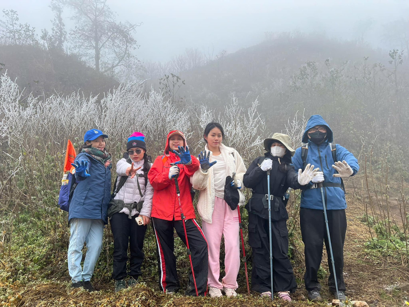 Nhóm bạn trẻ đi du lịch đúng dịp rét đậm, rét hại.