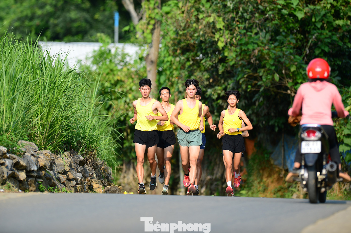 Các VĐV khám phá một buổi sáng bình yên ở bản Nậm Loỏng.
