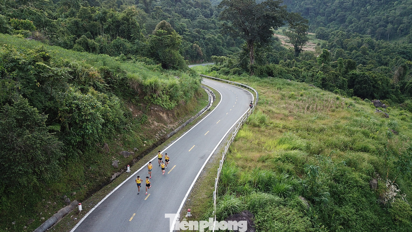 VĐV khám phá vẻ đẹp của rừng nguyên sinh của Lai Châu trên cung đường chạy Tiền Phong marathon 2023.