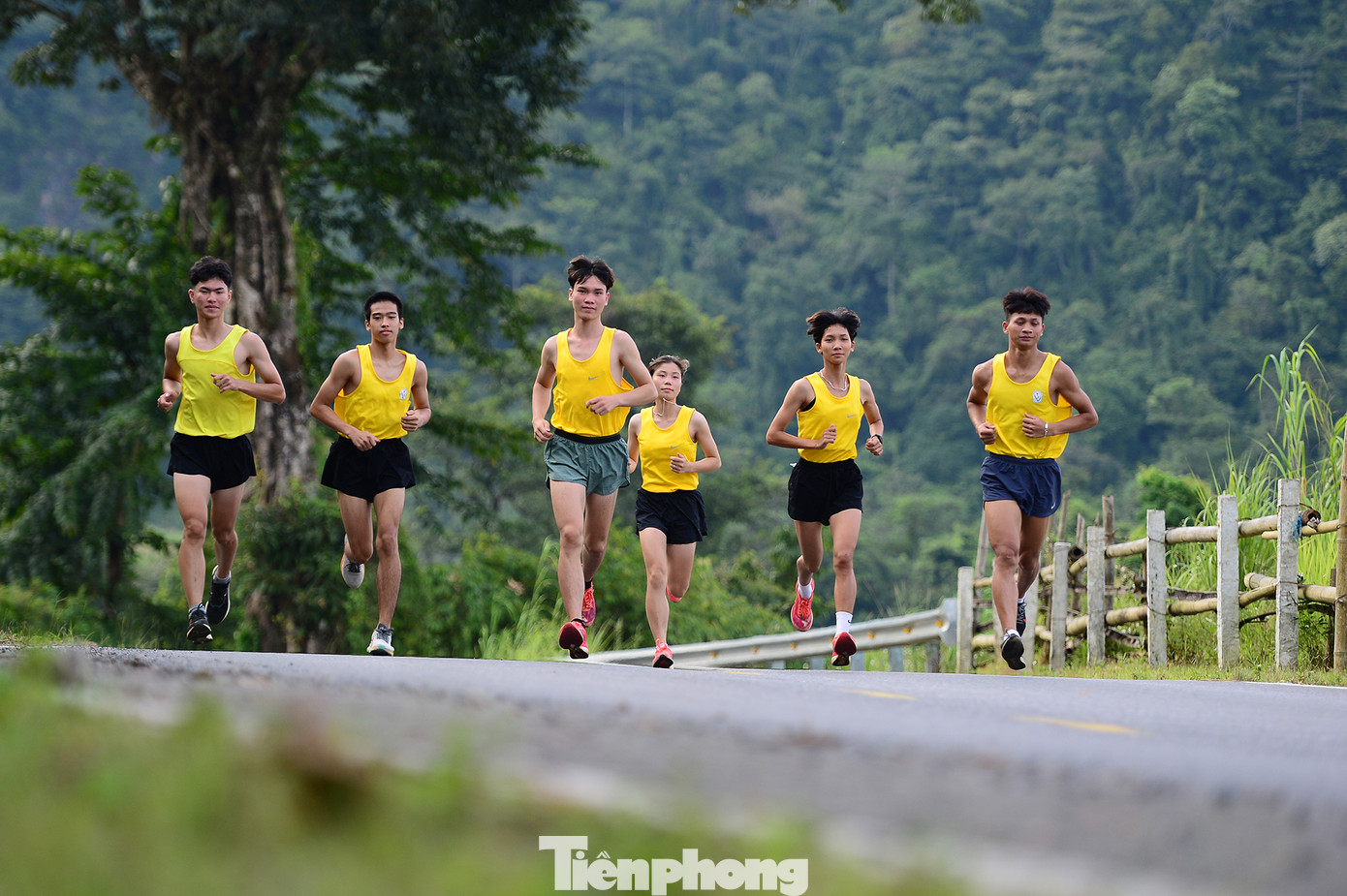 Ở đây có nhiều góc “chill” mang vẻ đẹp đặc trưng Tây Bắc.