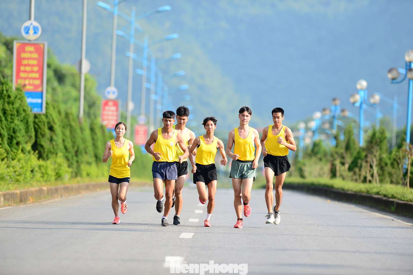 Các VĐV trải nghiệm cung đường chạy ở trung tâm TP. Lai Châu.