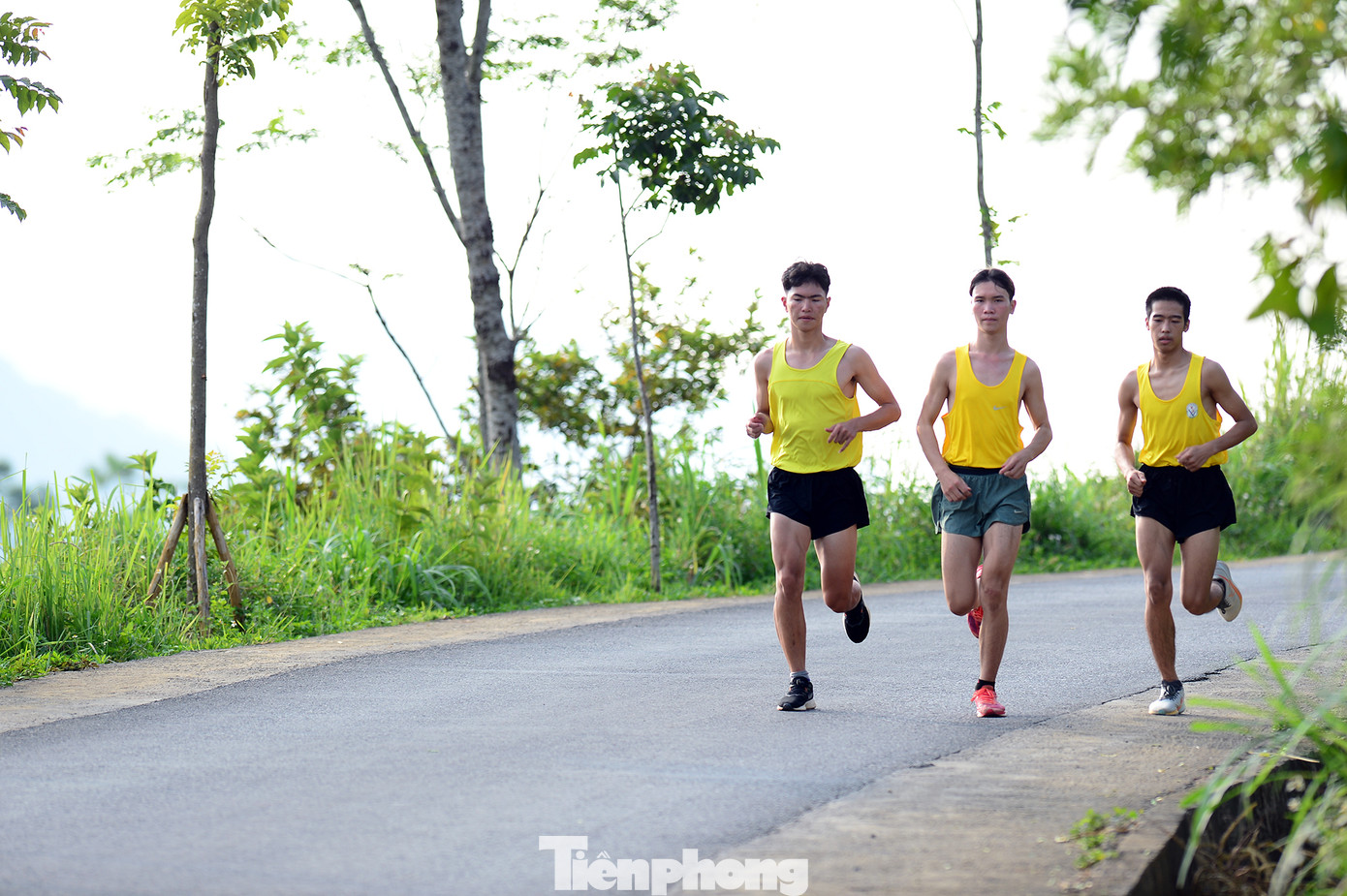 Khám phá cung đường chạy giữa núi rừng Tây Bắc.