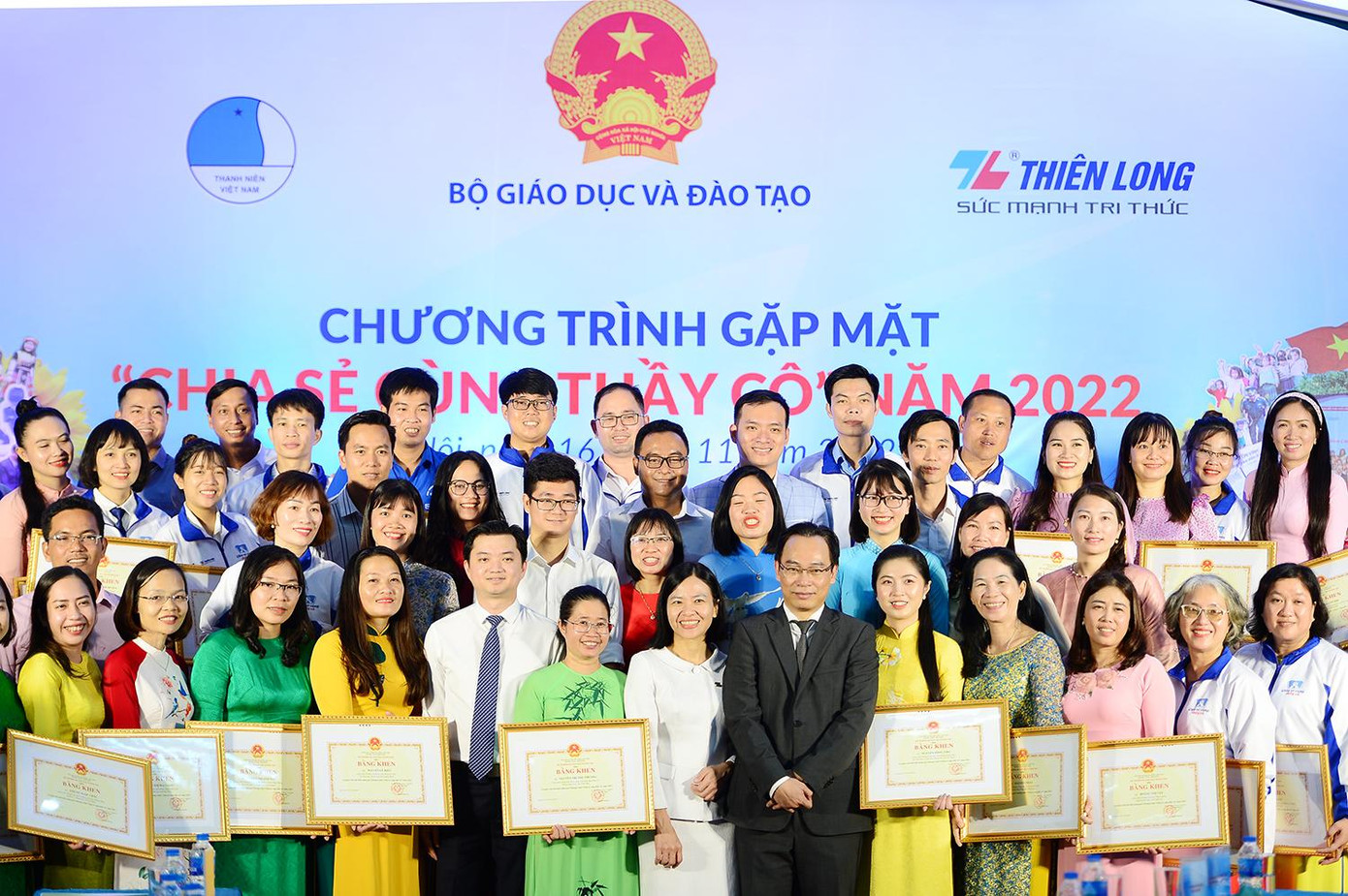 PGS. TS Hoàng Minh Sơn - Thứ trưởng Bộ GD - ĐT; anh Nguyễn Minh Triết - Bí thư T.Ư Đoàn, Chủ tịch T.Ư Hội Sinh viên Việt Nam, lãnh đạo T.Ư Hội LHTN Việt Nam cùng 68 thầy, cô giáo tại buổi gặp mặt. Ảnh: DƯƠNG TRIỀU PGS. TS Hoàng Minh Sơn - Thứ trưởng Bộ GD - ĐT; anh Nguyễn Minh Triết - Bí thư T.Ư Đoàn, Chủ tịch T.Ư Hội Sinh viên Việt Nam, lãnh đạo T.Ư Hội LHTN Việt Nam cùng 68 thầy, cô giáo tại buổi gặp mặt. Ảnh: DƯƠNG TRIỀU