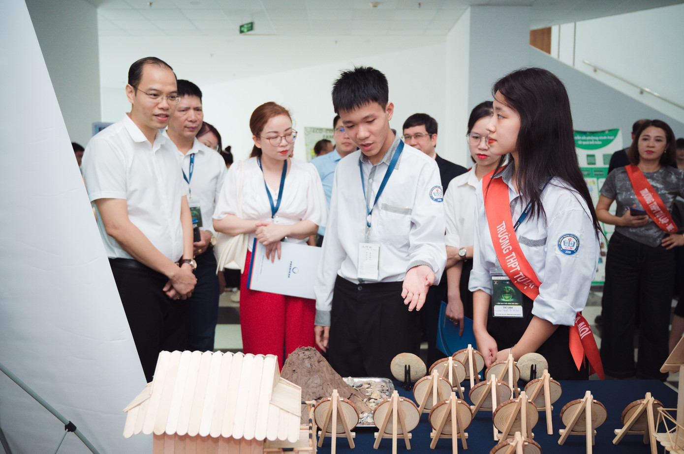 Các đại biểu tham quan quầy trưng bày sản phẩm sáng tạo của học sinh THPT Thủ đô. Các đại biểu tham quan quầy trưng bày sản phẩm sáng tạo của học sinh THPT Thủ đô.