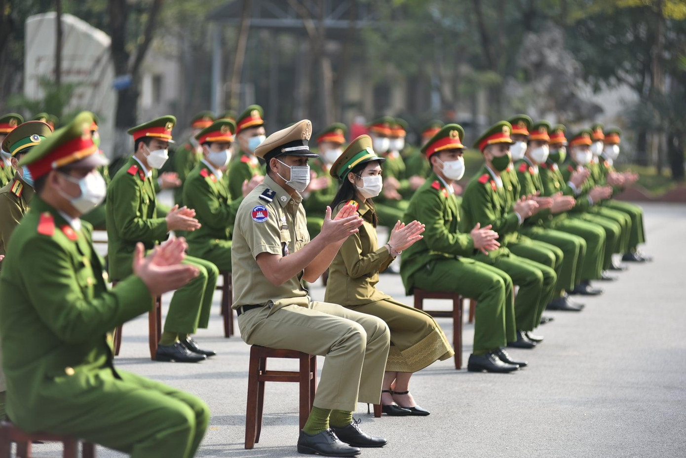Sinh viên Quốc tế và sinh viên Việt Nam tham dự chương trình.