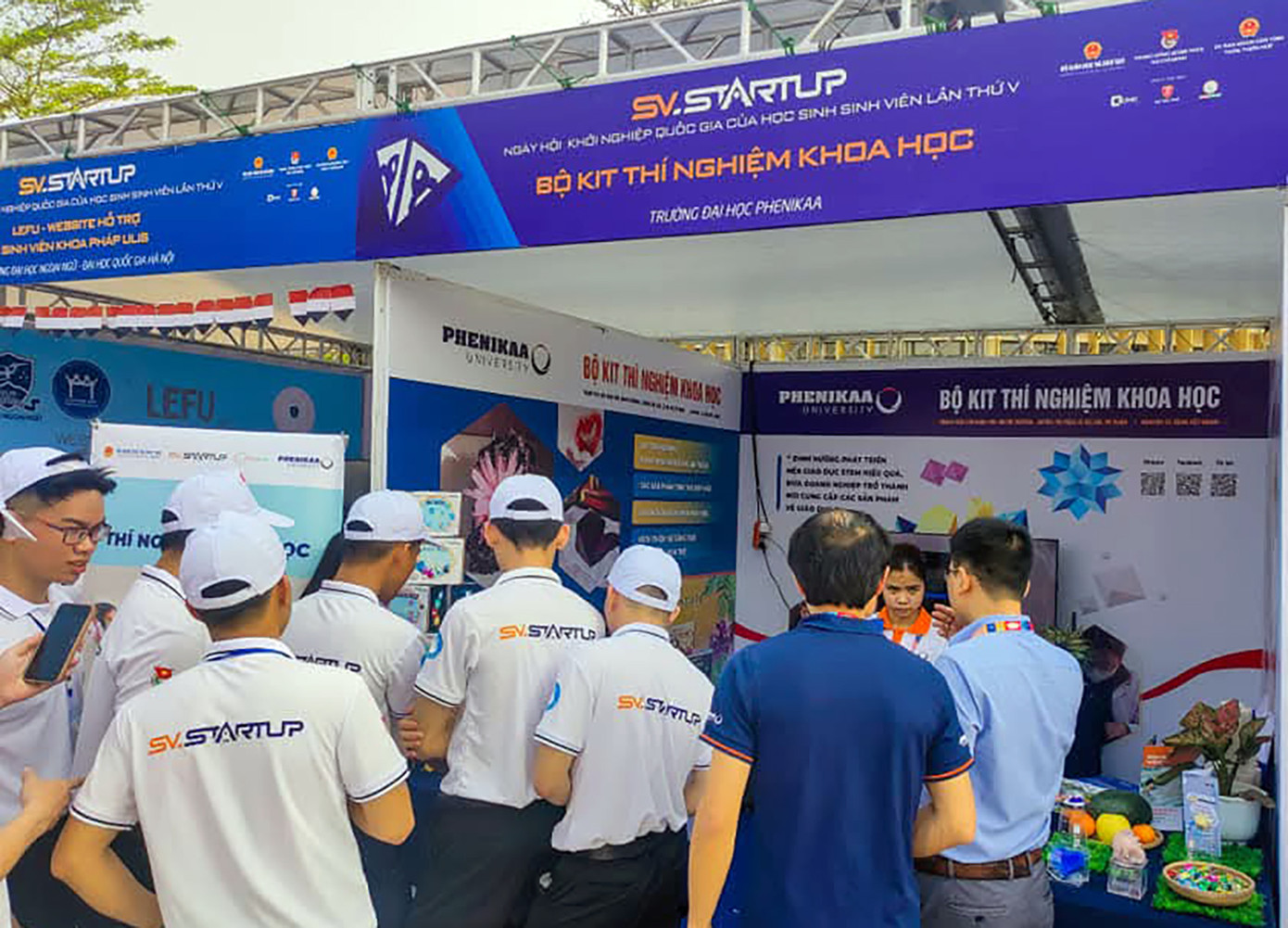 Gian hàng giới thiệu sản phẩm bộ kit thí nghiệm khoa học tại Ngày hội Khởi nghiệp quốc gia của học sinh, sinh viên lần thứ V. Gian hàng giới thiệu sản phẩm bộ kit thí nghiệm khoa học tại Ngày hội Khởi nghiệp quốc gia của học sinh, sinh viên lần thứ V.