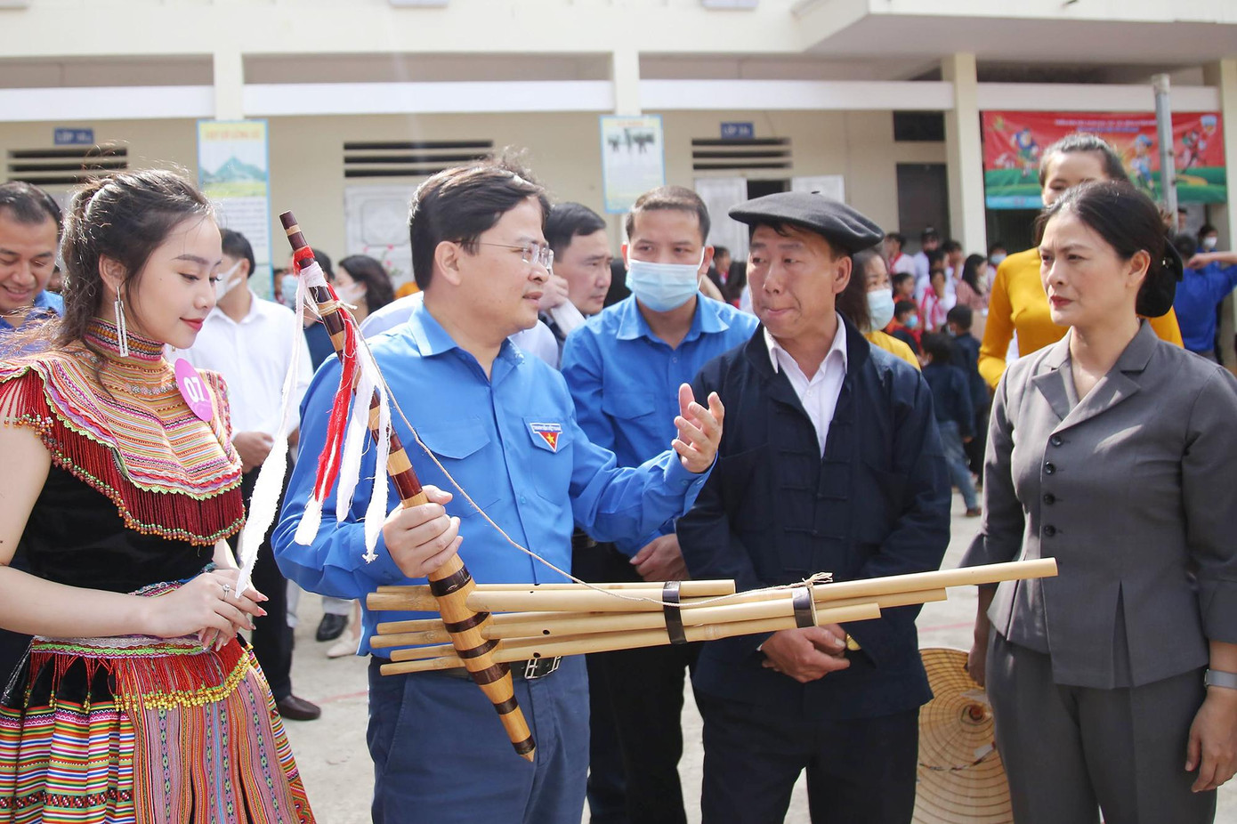 Anh Nguyễn Anh Tuấn, Bí thư thứ nhất T.Ư Đoàn, và bà Vương Ngọc Hà, Bí thư Huyện ủy Mèo Vạc (phải), trao đổi với nghệ nhân dân gian Vừ Mí Hờ là người đã truyền dạy điệu khèn cho các em nhỏ. Anh Nguyễn Anh Tuấn, Bí thư thứ nhất T.Ư Đoàn, và bà Vương Ngọc Hà, Bí thư Huyện ủy Mèo Vạc (phải), trao đổi với nghệ nhân dân gian Vừ Mí Hờ là người đã truyền dạy điệu khèn cho các em nhỏ.
