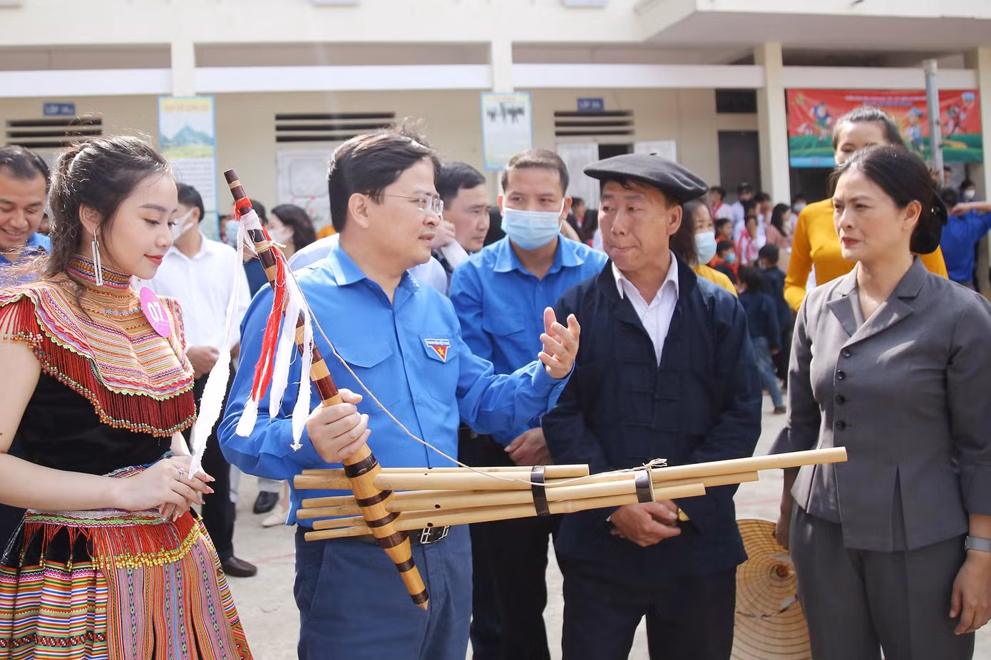 Anh Nguyễn Anh Tuấn, Bí thư thứ nhất T.Ư Đoàn, và bà Vương Ngọc Hà, Bí thư Huyện ủy Mèo Vạc (phải), trao đổi với nghệ nhân dân gian Vừ Mí Hờ là người đã truyền dạy điệu khèn cho các em nhỏ.