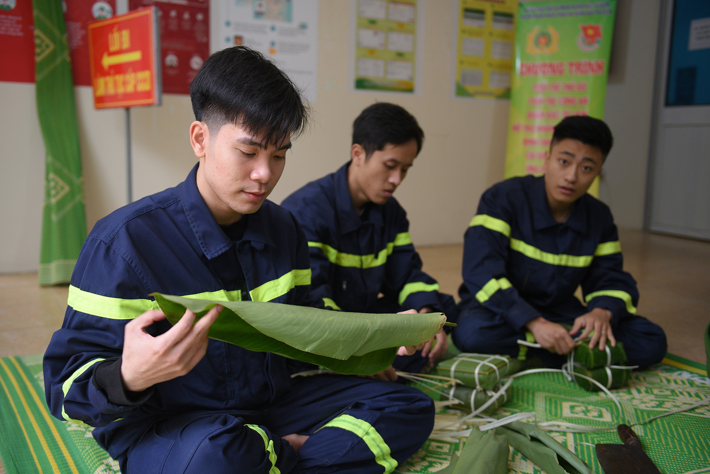 Đây được coi là thông lệ hằng năm, được cán bộ, chiến sĩ trong đơn vị có dịp lại cùng quây quần bên nhau, gói bánh chưng đón Tết. Đây được coi là thông lệ hằng năm, được cán bộ, chiến sĩ trong đơn vị có dịp lại cùng quây quần bên nhau, gói bánh chưng đón Tết.