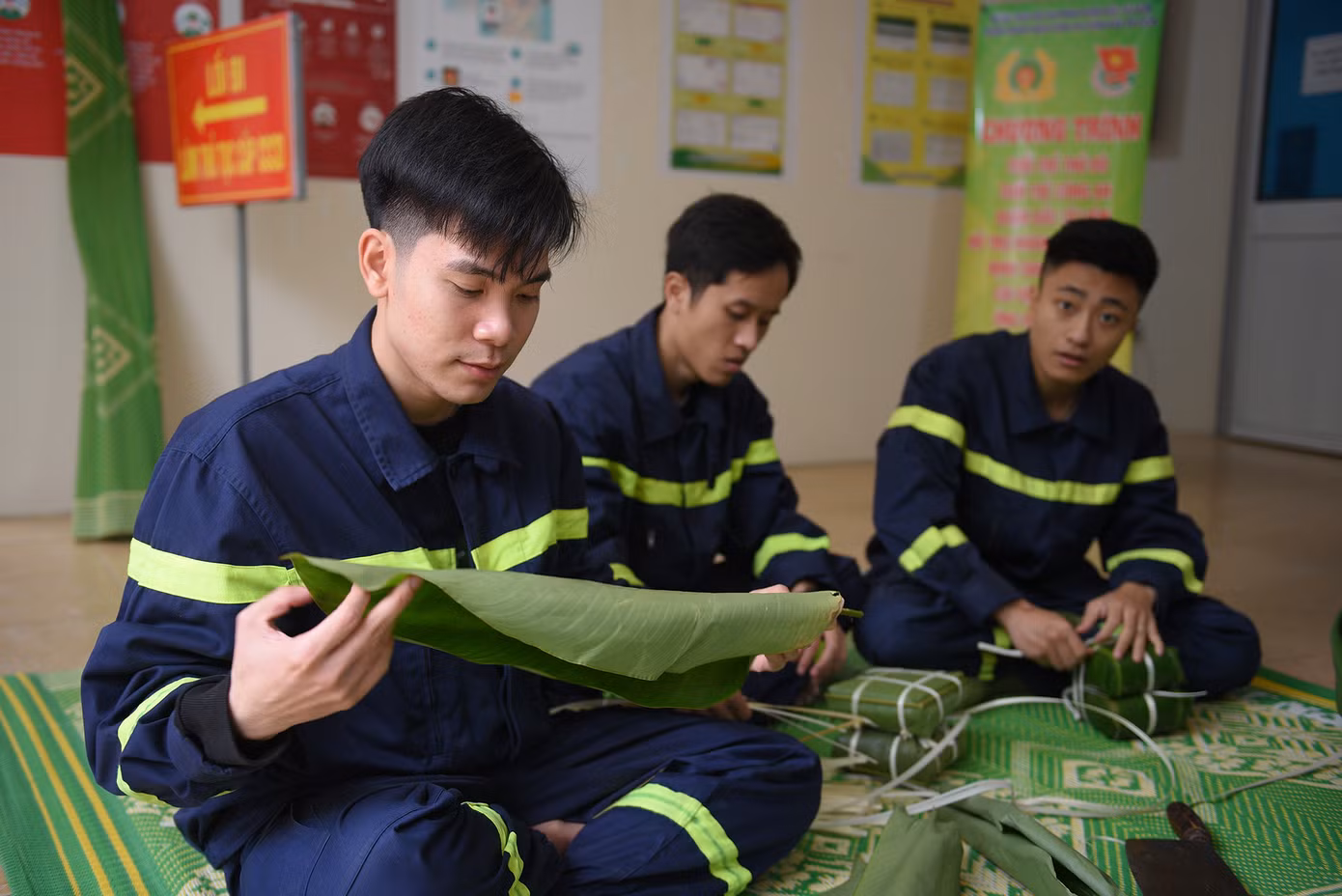 Đây được coi là thông lệ hằng năm, được cán bộ, chiến sĩ trong đơn vị có dịp lại cùng quây quần bên nhau, gói bánh chưng đón Tết.