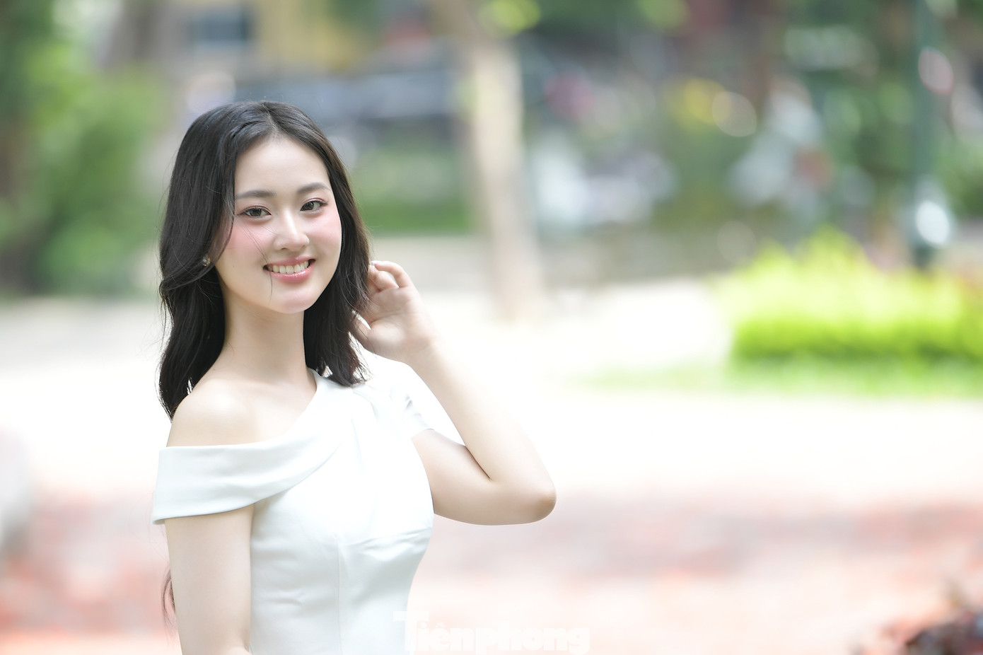 “Lần đầu tham gia cuộc thi nhan sắc, tôi trải qua nhiều khó khăn. Vì tôi là người hướng nội, rụt rè, thường tự đặt ra giới hạn của mình, không dám bước ra khỏi vùng an toàn. Sau hành trình vừa qua, tôi nhận ra giới hạn nằm ở cách mình suy nghĩ. Thử thách giúp mình trưởng thành hơn, dù có thể vấp ngã, thất bại nhưng là bài học hữu ích để hoàn thiện bản thân. Cuộc thi không quá dài nhưng đủ để tôi rút ra nhiều bài học từ các thí sinh, dần trưởng thành”, Tú Anh bày tỏ.