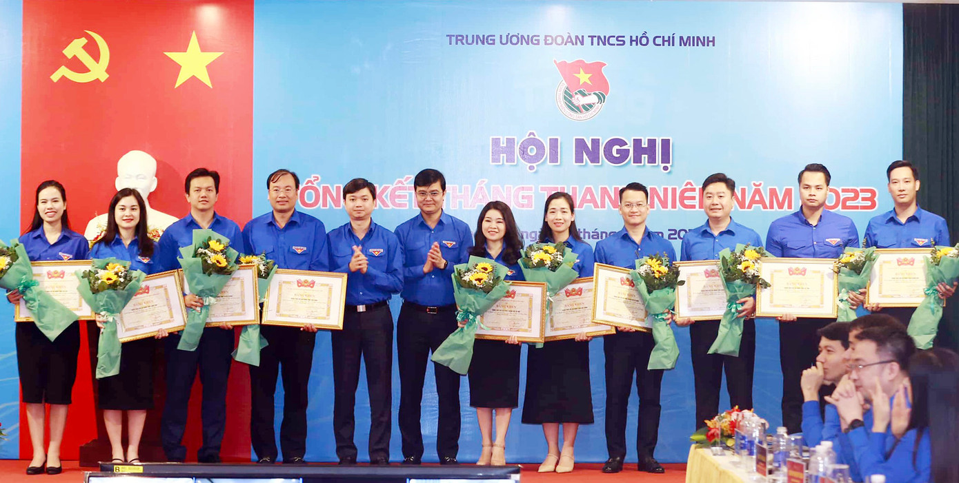 Anh Bùi Quang Huy - Ủy viên dự khuyết T.Ư Đảng, Bí thư thứ nhất T.Ư Đoàn, trao Bằng khen cho các tổ chức Đoàn có thành tích xuất sắc trong Tháng thanh niên 2023.
