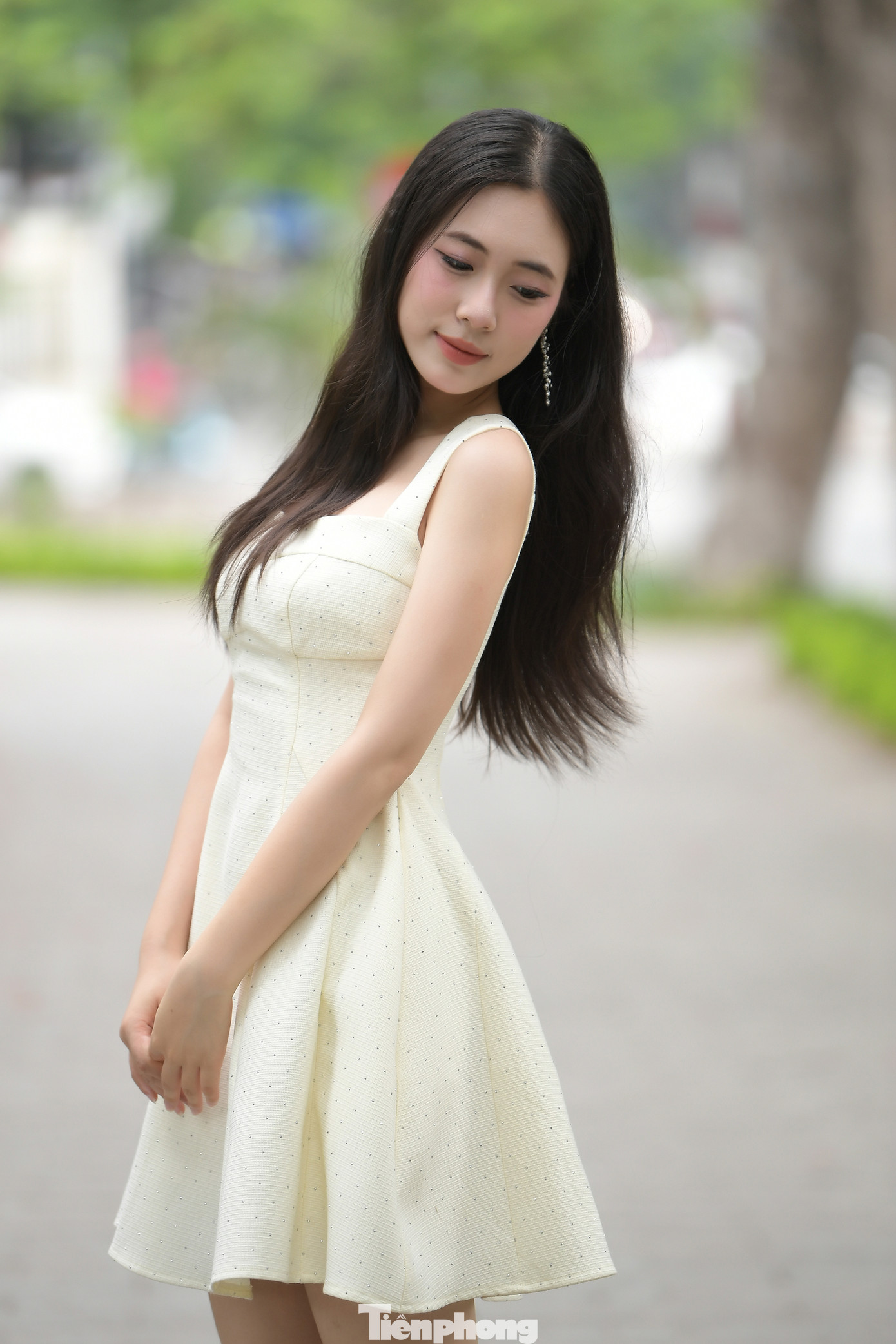 Phương Chi nói cô không xem IELTS 7.0 là thế mạnh trong cuộc thi nhan sắc. "Tại Hoa hậu Việt Nam, các thí sinh đều rất giỏi. Có thể họ không có IELTS nhưng có những thế mạnh, khả năng khác. Chứng chỉ IELTS 7.0 của tôi không có gì vượt trội, cũng không nói lên điều gì. Chị Thùy Dương học hai đại học, Phương Nhi sở hữu IELTS 7.5. Rất nhiều người giỏi hơn tôi", Phương Chi chia sẻ. Phương Chi nói cô không xem IELTS 7.0 là thế mạnh trong cuộc thi nhan sắc. "Tại Hoa hậu Việt Nam, các thí sinh đều rất giỏi. Có thể họ không có IELTS nhưng có những thế mạnh, khả năng khác. Chứng chỉ IELTS 7.0 của tôi không có gì vượt trội, cũng không nói lên điều gì. Chị Thùy Dương học hai đại học, Phương Nhi sở hữu IELTS 7.5. Rất nhiều người giỏi hơn tôi", Phương Chi chia sẻ.