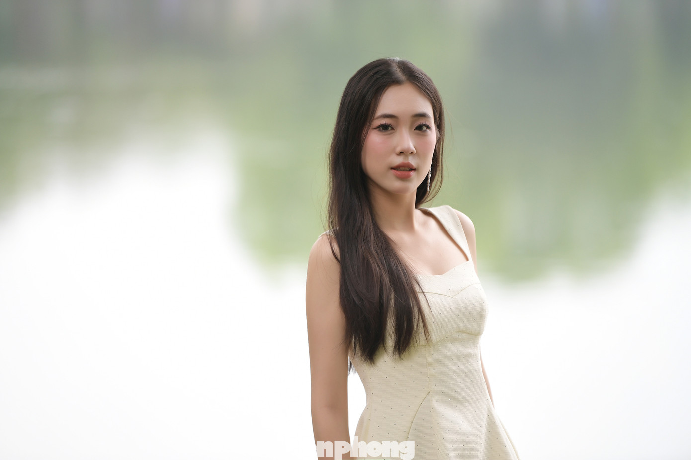 Trong các Hoa hậu Việt Nam, Phương Chi đặc biệt ấn tượng với Hoa hậu Đỗ Thị Hà và Hoa hậu Huỳnh Thị Thanh Thủy. "Chị Đỗ Hà cho tôi cảm giác về một cô gái trẻ luôn nỗ lực vượt qua mọi áp lực để hoàn thiện mình, dám bước ra thế giới với tinh thần tự tin và cầu tiến. Còn chị Thanh Thủy lại khiến tôi ngưỡng mộ bởi sự điềm tĩnh, sâu sắc và vẻ đẹp trí tuệ. Dù tuổi đời còn rất trẻ, cả hai chị đều nỗ lực chứng minh họ dám đam mê và tỏa sáng theo cách riêng của mình", cô nói. Trong các Hoa hậu Việt Nam, Phương Chi đặc biệt ấn tượng với Hoa hậu Đỗ Thị Hà và Hoa hậu Huỳnh Thị Thanh Thủy. "Chị Đỗ Hà cho tôi cảm giác về một cô gái trẻ luôn nỗ lực vượt qua mọi áp lực để hoàn thiện mình, dám bước ra thế giới với tinh thần tự tin và cầu tiến. Còn chị Thanh Thủy lại khiến tôi ngưỡng mộ bởi sự điềm tĩnh, sâu sắc và vẻ đẹp trí tuệ. Dù tuổi đời còn rất trẻ, cả hai chị đều nỗ lực chứng minh họ dám đam mê và tỏa sáng theo cách riêng của mình", cô nói.