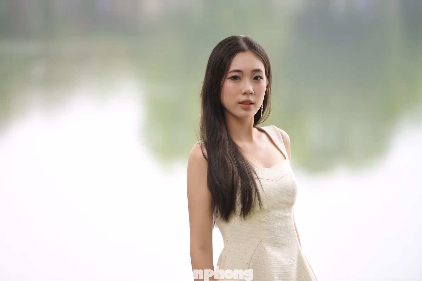 Trong các Hoa hậu Việt Nam, Phương Chi đặc biệt ấn tượng với Hoa hậu Đỗ Thị Hà và Hoa hậu Huỳnh Thị Thanh Thủy. "Chị Đỗ Hà cho tôi cảm giác về một cô gái trẻ luôn nỗ lực vượt qua mọi áp lực để hoàn thiện mình, dám bước ra thế giới với tinh thần tự tin và cầu tiến. Còn chị Thanh Thủy lại khiến tôi ngưỡng mộ bởi sự điềm tĩnh, sâu sắc và vẻ đẹp trí tuệ. Dù tuổi đời còn rất trẻ, cả hai chị đều nỗ lực chứng minh họ dám đam mê và tỏa sáng theo cách riêng của mình", cô nói.