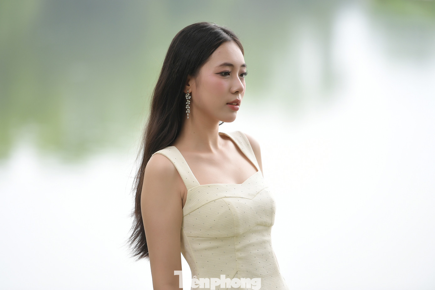 “Sau mỗi hành trình tại Hoa hậu Việt Nam, tôi lại có thêm một cơ sở để dự đoán người đăng quang. Top 1 trong lòng tôi là thí sinh Nguyễn Thị Vân Nhi. Tôi ấn tượng vẻ đẹp không góc chết của cô ấy. Ngoài ra, rất nhiều cô gái xứng đáng vào Top 5 như Trúc Linh, Thùy Dương, Thanh Thảo, Minh Thu…”, Phương Chi chia sẻ. “Sau mỗi hành trình tại Hoa hậu Việt Nam, tôi lại có thêm một cơ sở để dự đoán người đăng quang. Top 1 trong lòng tôi là thí sinh Nguyễn Thị Vân Nhi. Tôi ấn tượng vẻ đẹp không góc chết của cô ấy. Ngoài ra, rất nhiều cô gái xứng đáng vào Top 5 như Trúc Linh, Thùy Dương, Thanh Thảo, Minh Thu…”, Phương Chi chia sẻ.