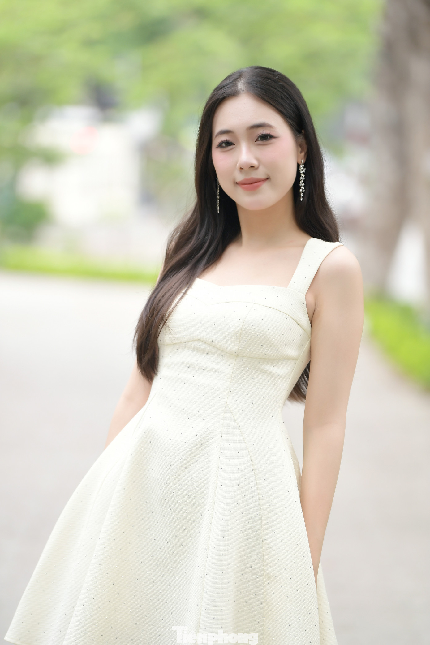 Phương Chi nói cô không xem IELTS 7.0 là thế mạnh trong cuộc thi nhan sắc. "Tại Hoa hậu Việt Nam, các thí sinh đều rất giỏi. Có thể họ không có IELTS nhưng có những thế mạnh, khả năng khác. Chứng chỉ IELTS 7.0 của tôi không có gì vượt trội, cũng không nói lên điều gì. Chị Thùy Dương học hai đại học, Phương Nhi sở hữu IELTS 7.5. Rất nhiều người giỏi hơn tôi", Phương Chi chia sẻ. Phương Chi nói cô không xem IELTS 7.0 là thế mạnh trong cuộc thi nhan sắc. "Tại Hoa hậu Việt Nam, các thí sinh đều rất giỏi. Có thể họ không có IELTS nhưng có những thế mạnh, khả năng khác. Chứng chỉ IELTS 7.0 của tôi không có gì vượt trội, cũng không nói lên điều gì. Chị Thùy Dương học hai đại học, Phương Nhi sở hữu IELTS 7.5. Rất nhiều người giỏi hơn tôi", Phương Chi chia sẻ.