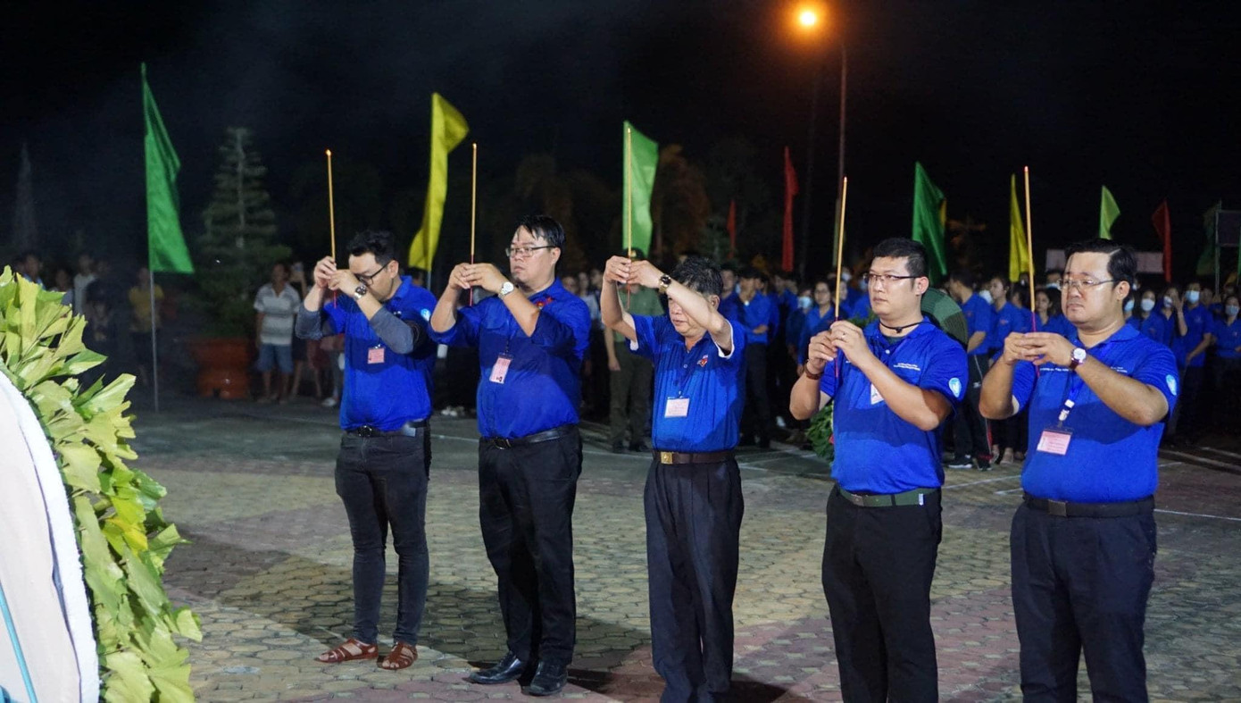 Lễ rước đuốc tri ân các anh hùng liệt sĩ được Tỉnh Đoàn Đồng Tháp phối hợp với Sở LĐ – TB&XH, UBND huyện Tam Nông và trường ĐH Bách khoa (ĐHQG TP. HCM) tổ chức. Lễ rước đuốc tri ân các anh hùng liệt sĩ được Tỉnh Đoàn Đồng Tháp phối hợp với Sở LĐ – TB&XH, UBND huyện Tam Nông và trường ĐH Bách khoa (ĐHQG TP. HCM) tổ chức.