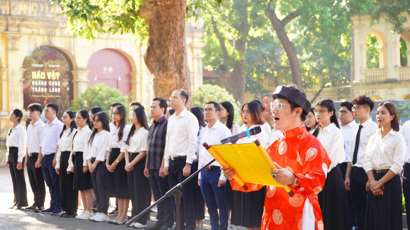 Các thủ khoa tốt nghiệp xuất sắc của Thủ đô đã thành kính dâng hương tưởng nhớ; cẩn cáo trước anh linh các vị tiên đế, hiền tài có công với nước về những kết quả và thành tích nổi bật đã đạt được của sinh viên Thủ đô. Các thủ khoa tốt nghiệp xuất sắc của Thủ đô đã thành kính dâng hương tưởng nhớ; cẩn cáo trước anh linh các vị tiên đế, hiền tài có công với nước về những kết quả và thành tích nổi bật đã đạt được của sinh viên Thủ đô.