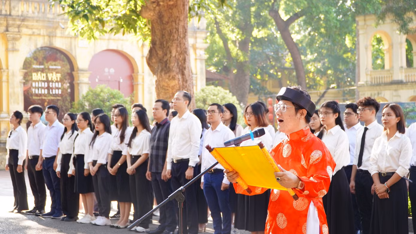 Các thủ khoa tốt nghiệp xuất sắc của Thủ đô đã thành kính dâng hương tưởng nhớ; cẩn cáo trước anh linh các vị tiên đế, hiền tài có công với nước về những kết quả và thành tích nổi bật đã đạt được của sinh viên Thủ đô.