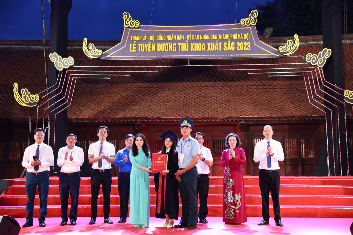 Đại diện Thủ khoa trao sổ vàng cho Thường trực Thành Đoàn Hà Nội.