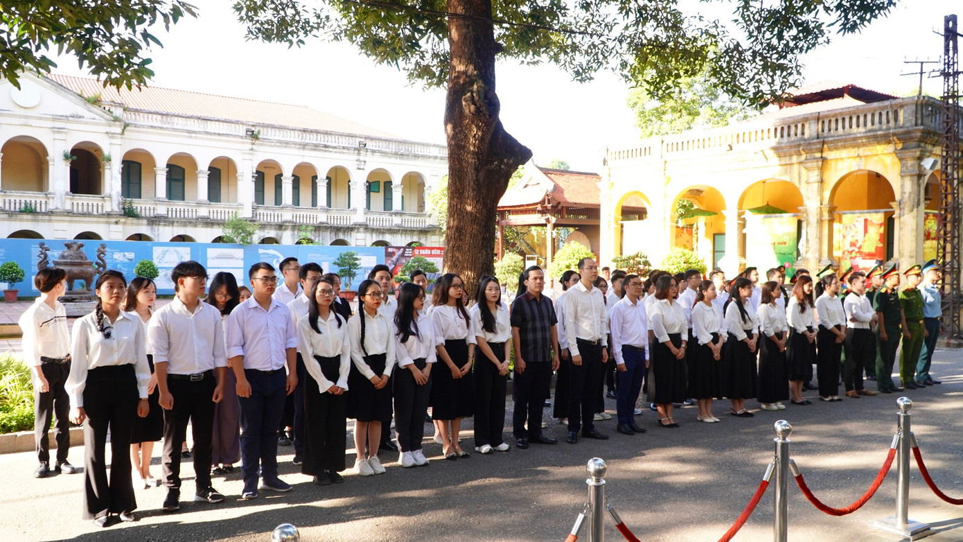 96 Thủ khoa xuất sắc tốt nghiệp các trường đại học, học viện trên địa bàn thành phố, tham dự chương trình. 96 Thủ khoa xuất sắc tốt nghiệp các trường đại học, học viện trên địa bàn thành phố, tham dự chương trình.