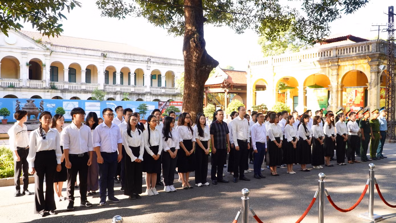 96 Thủ khoa xuất sắc tốt nghiệp các trường đại học, học viện trên địa bàn thành phố, tham dự chương trình.