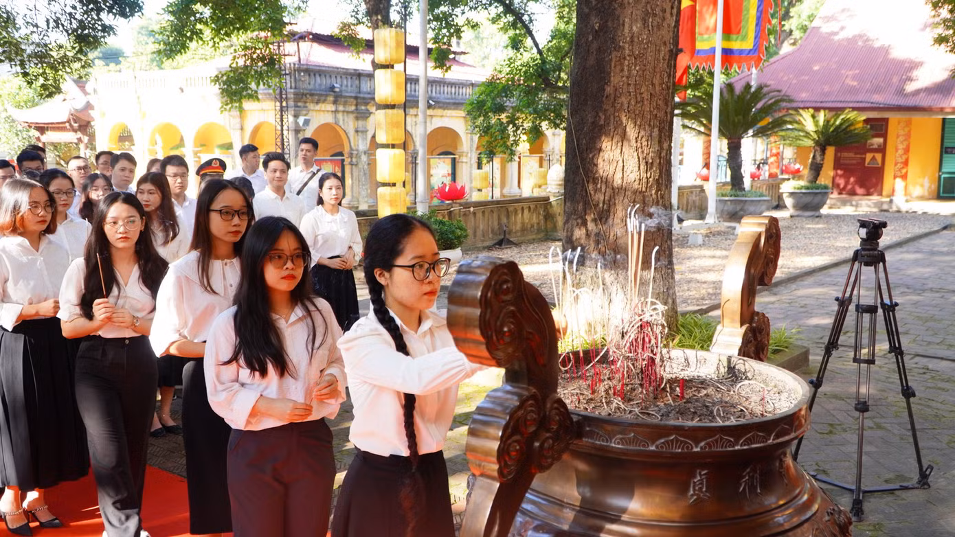 96 Thủ khoa xuất sắc tốt nghiệp các trường đại học, học viện trên địa bàn thành phố, tham dự chương trình.