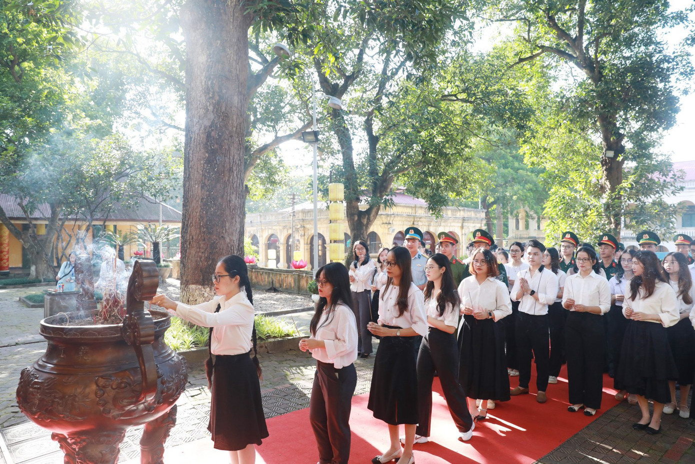96 Thủ khoa xuất sắc tốt nghiệp các trường đại học, học viện trên địa bàn thành phố, tham dự chương trình. 96 Thủ khoa xuất sắc tốt nghiệp các trường đại học, học viện trên địa bàn thành phố, tham dự chương trình.