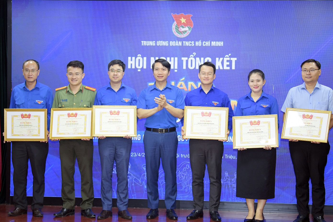 Bí thư thường trực T.Ư Đoàn Nguyễn Ngọc Lương tặng Bằng khen cho các tỉnh, thành Đoàn tại Hội nghị.